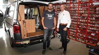 Luxus im VW-Bus gefertigt von Custom-Bus mit Nestingtechnologie von HOLZ-HER