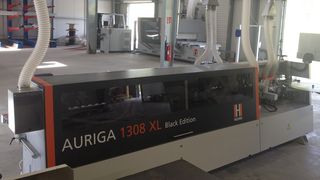 Zufriedener Holzher Kunde mit der Kantenanleimmaschine Auriga 1308XL Black Edition