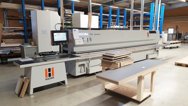 Die Holzmanufaktur PAN erschafft mit ihrer Kantenanleimmaschine ACCURA perfekte Nullfugen und optimale Kantenergebnisse Holzmanufaktur PAN mit der Kantenanleimmaschine ACCURA für perfekte Kanten