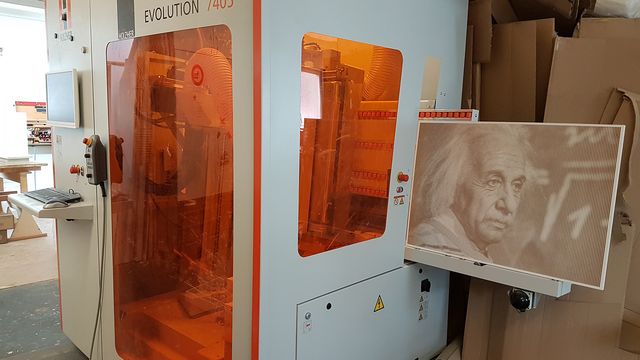 Zufriedener Kunde mit der vertikalen CNC EVOLUTION 7405 von HOLZHER für die Schrankbearbeitung