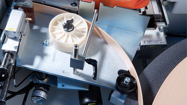 Materialschonender Kantentransport und automatischer Kantenerkennung Vollautomatische, bedienerfreundliche Zuführung von Rollenware und Streifenware mit Einzeleinzug