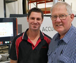 HOLZHER Australien Referenzkunde Janper - Accura Kantenanleimmaschine