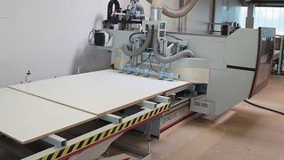 Referenzkunde Suppelt mit 5-Achs Nesting CNC Bearbeitungszentrum Dynestic 7535 - Bilder: Manfred Maier, BM Referenzkunde Suppelt mit 5-Achs Nesting CNC Bearbeitungszentrum Dynestic 7535 - Bilder: Manfred Maier, BM