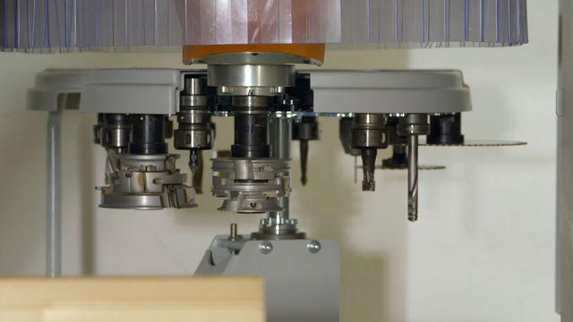 Das Power-5-Achs-Fräsaggregat als "fünfte" Dimension in der Holzbearbeitung Power-5-Achs-Fräsaggregat: kardanischer Bearbeitungskopf mit bis zu 17 kW
