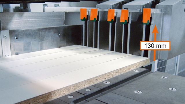 Präzisionsgeführter, frei programmierbarer Breitenanschlag Präzisionsgeführter, frei programmierbarer Breitenanschlag