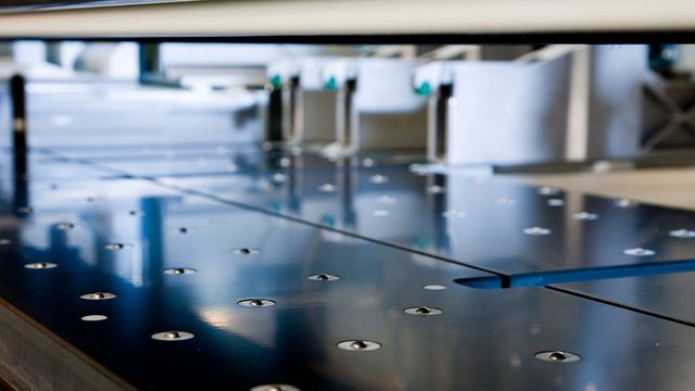 Luftbedüster Maschinentisch mit Luftpolstern vor und hinter der Sägelinie Luftbedüster Maschinentisch mit Luftpolstern vor und hinter der Sägelinie